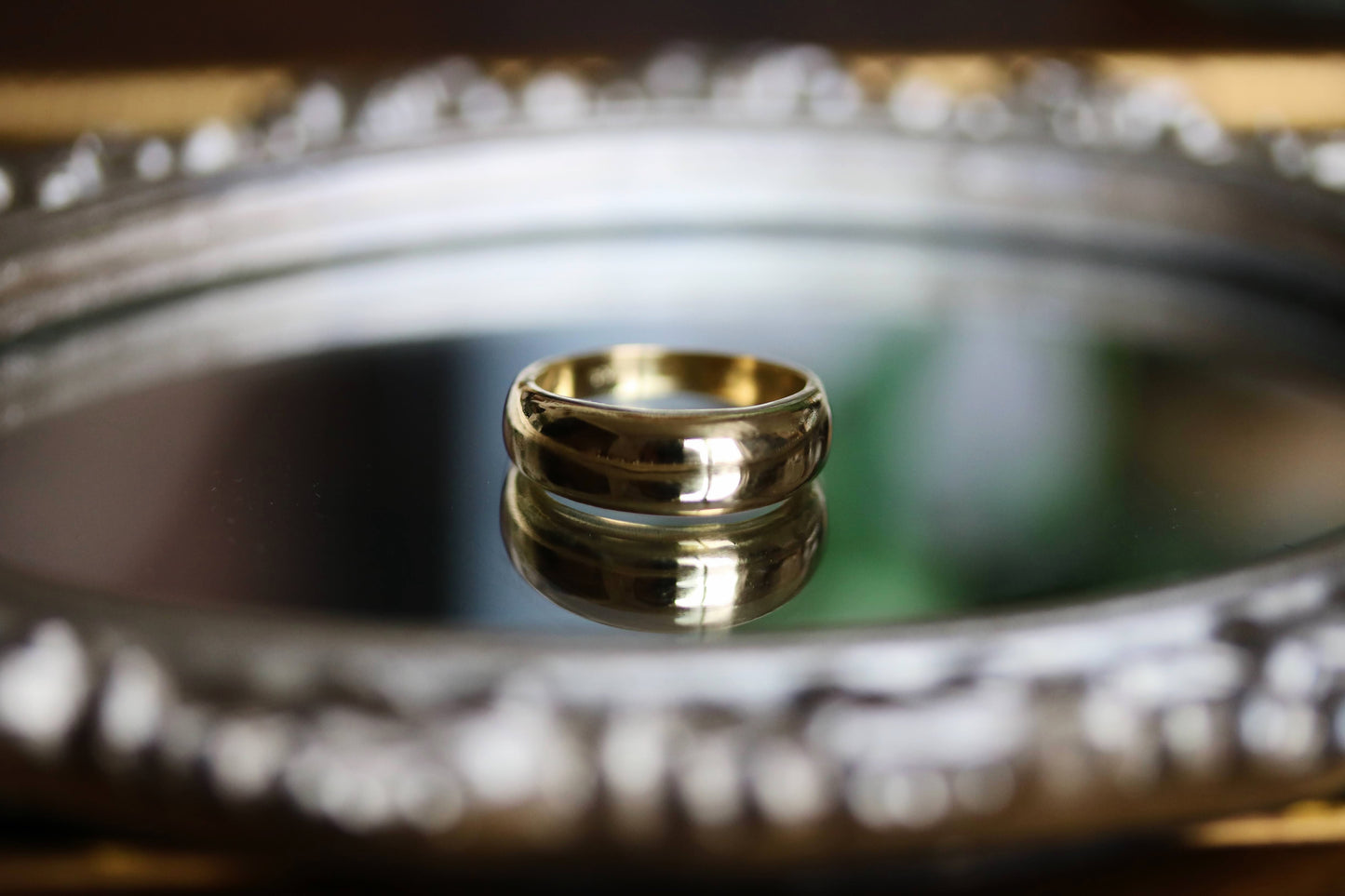 smooth gold voluminous ring