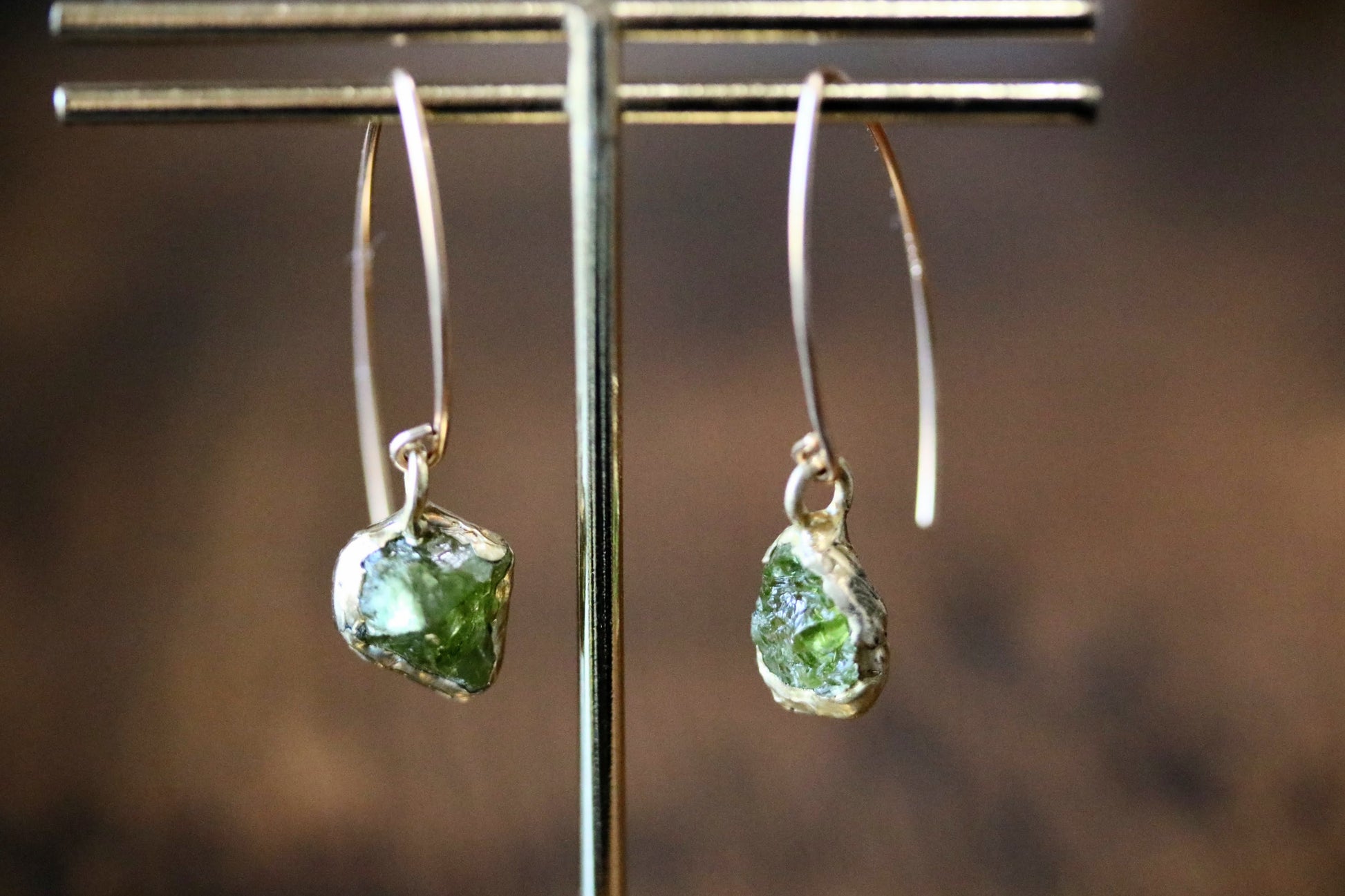 DANGLE GOLD EARRINGS WITH RAW PERIDOT