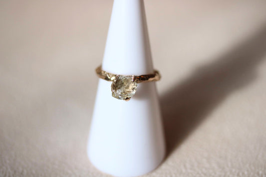 oil in quartz gold ring
