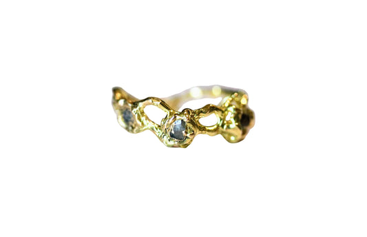 18k gold ring with three diamonds