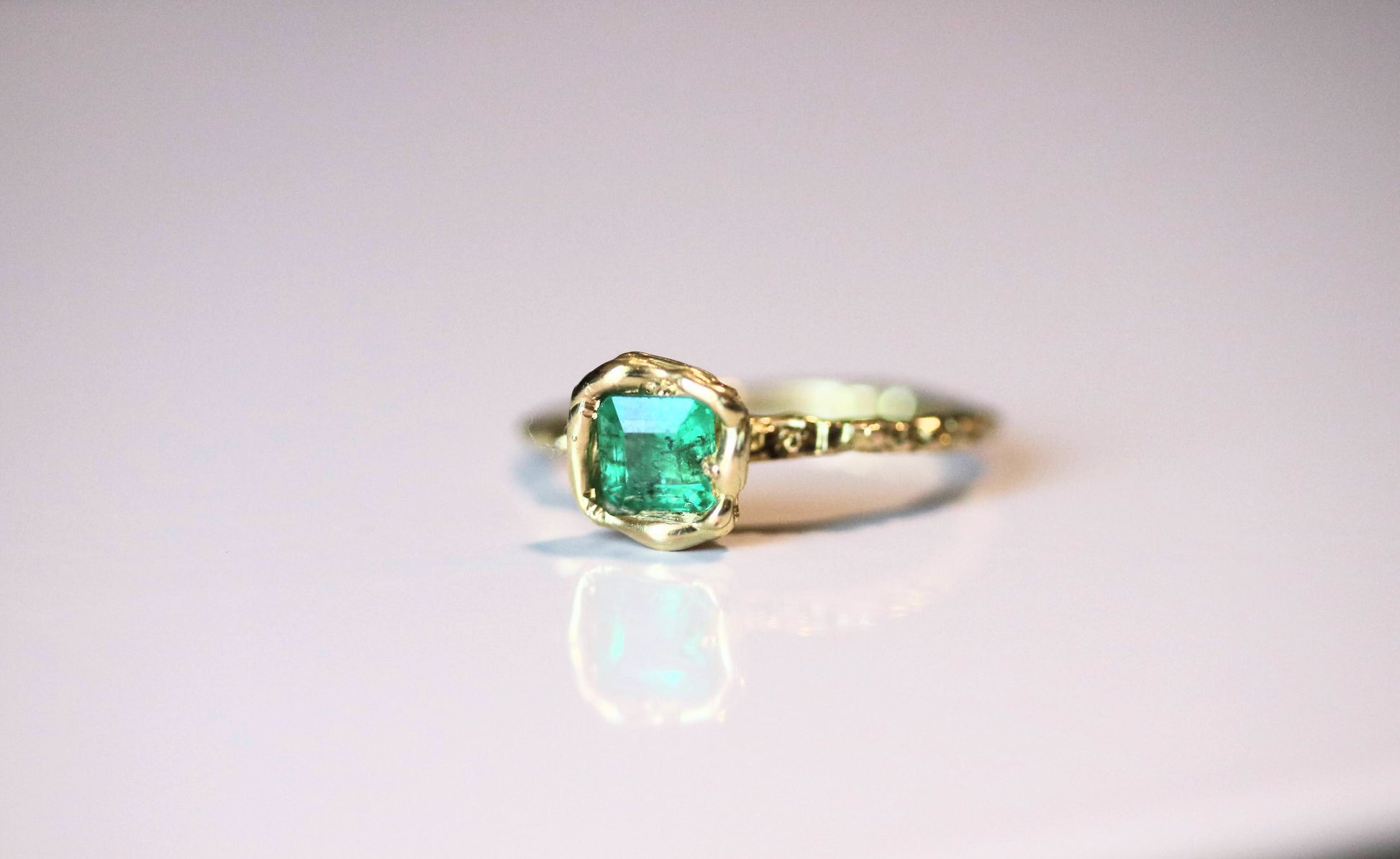 natural emerald 18k gold ring