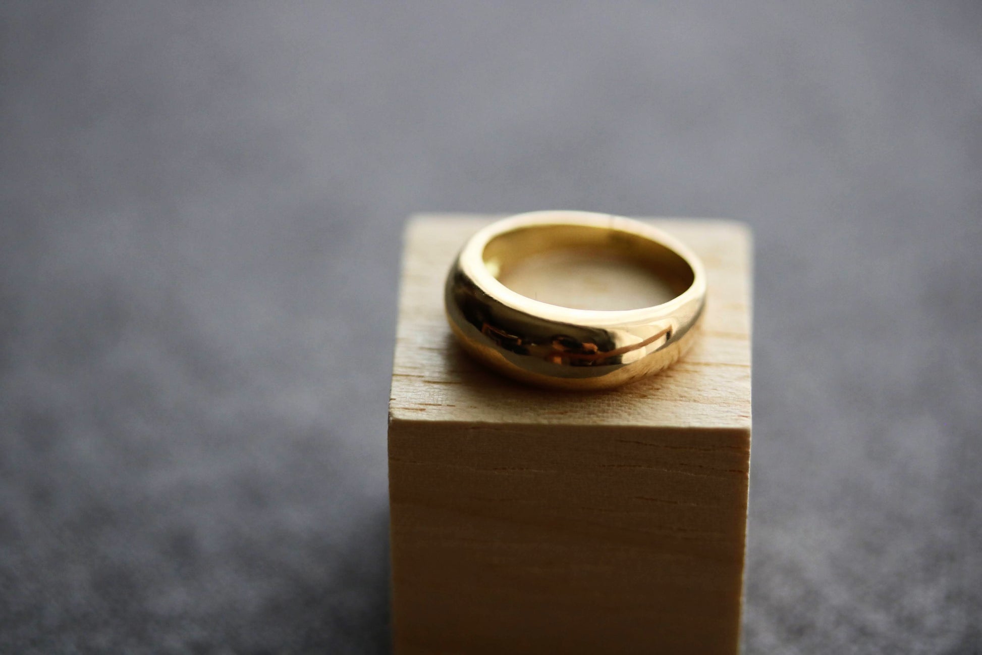 smooth round edge gold ring